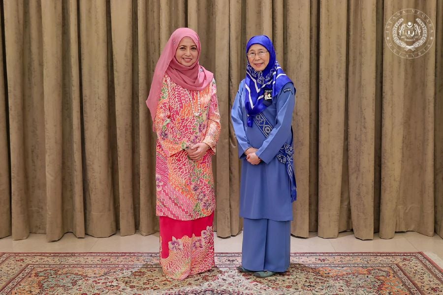 Queen of Malaysia, Raja Zarith Sofiah today granted an audience to the Prime Minister’s wife, Datuk Seri Dr Wan Azizah Wan Ismail at Istana Negara, here. PIC COURTESY OF FB SULTAN IBRAHIM SULTAN ISKANDAR