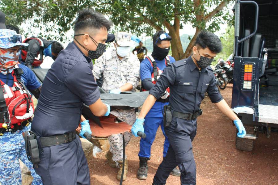 The identity of one of the four fishermen involved in the Tanjung Segenting boat tragedy in Johor, whose body was found today, has been confirmed as 62-year-old Tan Hai Lian. PIC COURTESY OF MMEA