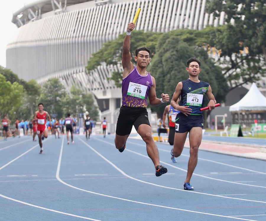Malaysia’s Aiedel Sa’adon (left) celebrate after wining the men’s 4x100m event at the Asean School Games (ASG) in Bukit Jalil. Pic by NUR ADIBAH AHMAD IZAM