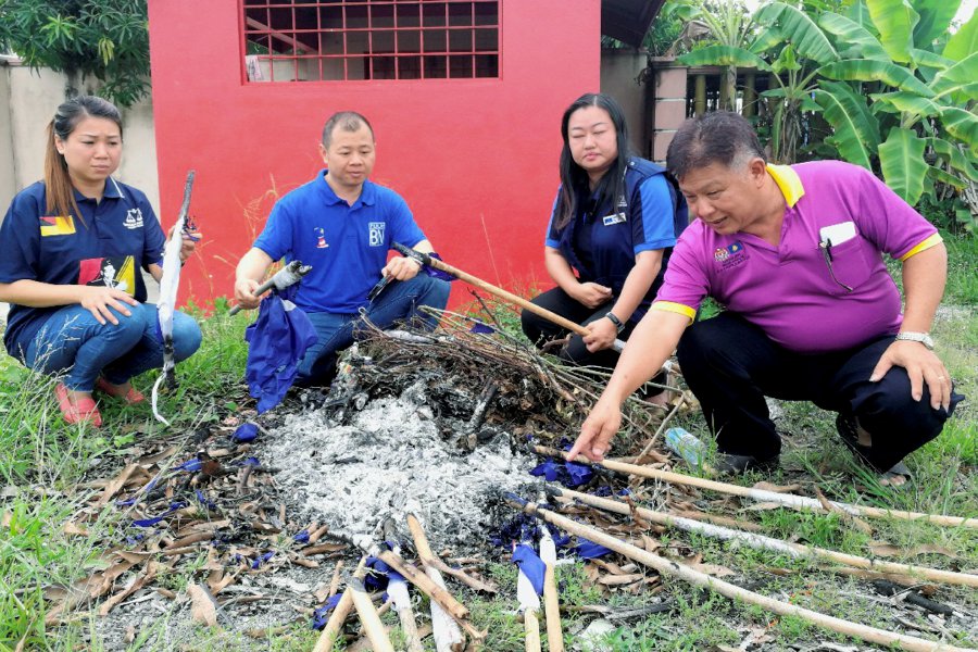 Negri Sembilan MCA information chief Dafney Dafney Ho (2nd right) with her team inspect the area where the Barisan Nasional flags were allegedly set on fire in Kampung Baru Mambau, Seremban. Pic by KHAIRUL NAJIB ASARULAH KHAN