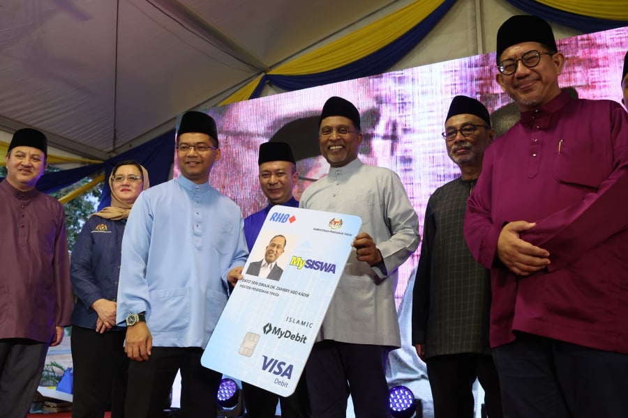 The government is gathering information on aging public Institutions of Higher Learning (IPTA) campuses nationwide to carry out maintenance and refurbishment works, Higher Education Minister Datuk Seri Dr Zambry Abd Kadir said. - Bernama pic