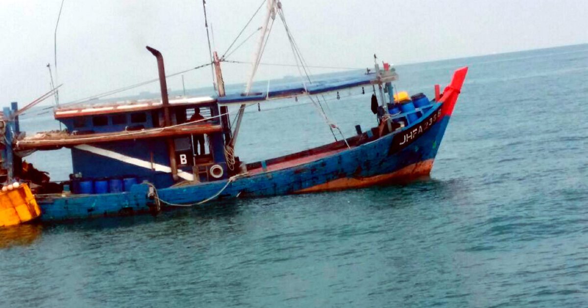 Fisheries Dept seize 2 Vietnamese boats, 15 crew members, RM3 mil worth of equipment - New Straits Times Online