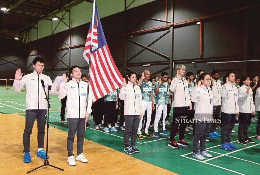 Soh Wooi Yik with the Thomas Cup team at the flag handing over ceremony yesterday. Pic by AMIRUDIN SAHIB 