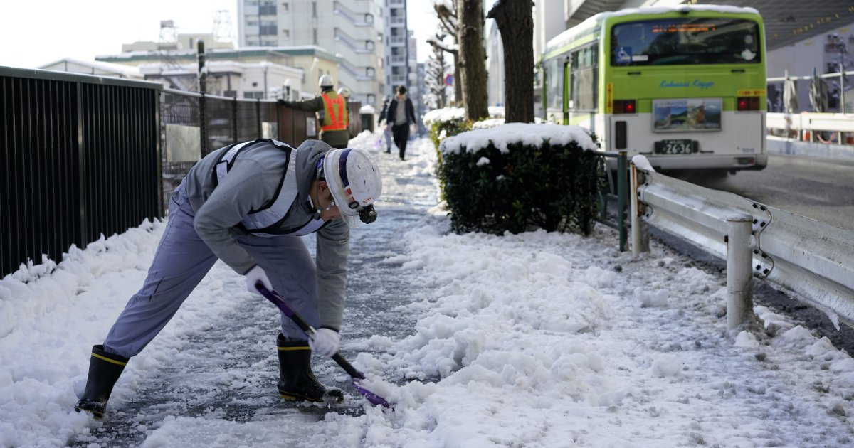 Tokyo shivers under unusually heavy snowfall