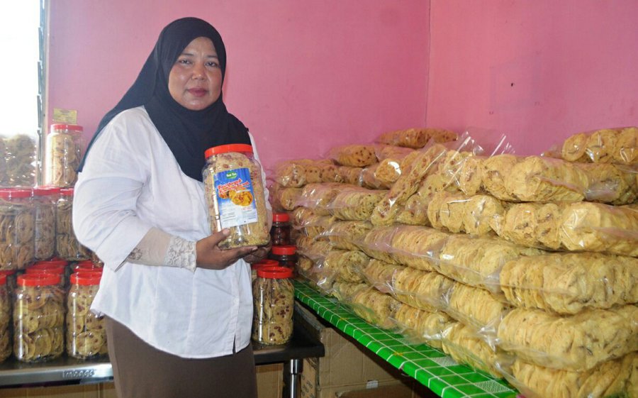  “I make four types of rempeyek, namely, rempeyek ikan bilis (anchovies), groundnut, dhal and green beans. Mine are a bit spicy than what we normally buy in the market,” said Khairil Bariah, or fondly known as Kak Tah, when met at her workshop in Kampung Seri Kenangan, Pelong, Setiu. Pix by Nurul Fatihah Sulaini