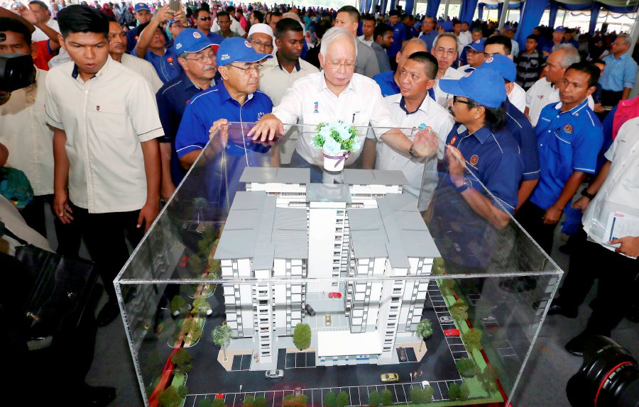 Prime minister Datuk Seri Najib Razak launching the 1Malaysia Civil Servants Housing Scheme (PPA1M) Bukit Pinang at Kampung Padang Tembak. Also present were Kedah Menteri Besar Datuk Seri Ahmad Bashah Md Hanipah. Pix by Amran Hamid