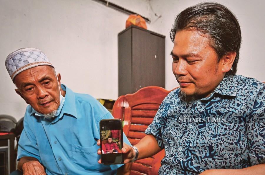 Samad Bakar (left), 70, said he hoped the perpetrators who caused his 41-year-old son Shahril’s son death would be hauled to court and receive the punishment they deserve. NSTP/AZRUL EDHAM