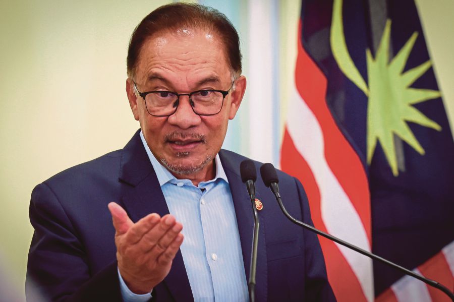 pm-anwar-wishes-good-luck-to-uitm-students-participating-in-wudc-in