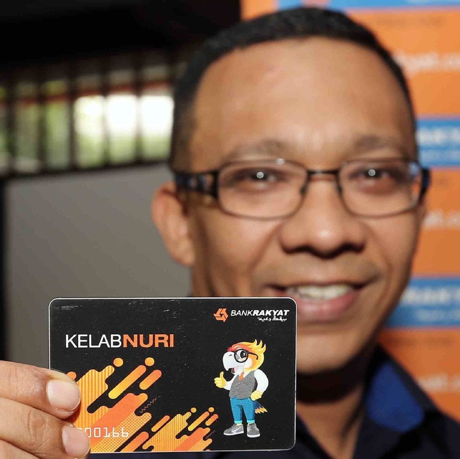 (File pix) Bank Rakyat senior vice-president of marketing and communications Nizam Sani shows the Kelab Nuri Bank Rakyat member card. Pix by Saifullizan Tamadi