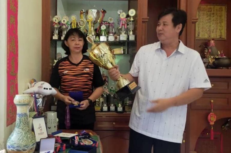  Lee Zii Jia’s father Lee Chee Hin (right) and mother Leow Siet Peng, show off their son’s trophy collection in Jitra yesterday.