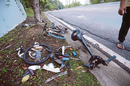 The site of the bicycle accident involving the deaths of eight children in Jalan Lingkaran Dalam, Johor Baru, last Saturday. PIC BY ZULKARNAIN AHMAD TAJUDDIN
