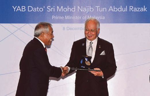Prime Minister Datuk Seri Najib Razak receiving the Fellowship Award from Academy of Sciences Malaysia president Tan Sri Dr Ahmad Tajuddin Ali in Kuala Lumpur this month. Bernama pic 