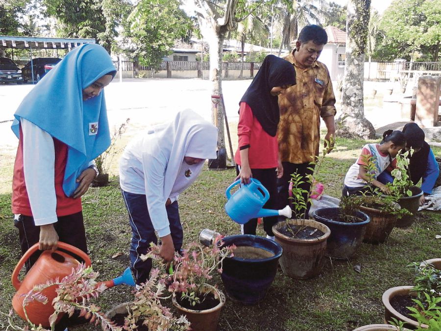 Pupils engaging in an outdoor activity. Students who use visualisation techniques will plant the seeds of success in their lives. FILE PIC 