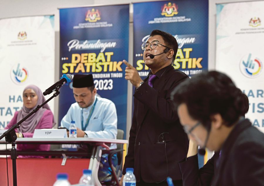 Economy Ministry secretary-general   Datuk Nor Azmie Diron (second from left) and Chief Statistician Datuk Seri Dr Mohd Uzir Mahidin (left) launching National Statistics Day last Friday.  BERNAMA PIX   