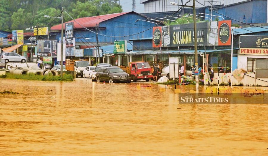 During floods, on top of emergency response, there must also be planning at the pre-disaster stage and recovery process to help flood victims’ regain their quality of life and wellbeing. PIC BY SYAZANA ROSE RAZMAN