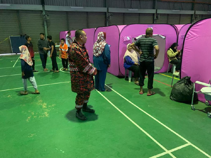 Continuous heavy rain since Sunday caused flooding in several parts of the district that saw 221 people from 59 families being evacuated to three temporary evacuation centres (PPS), here as of 1pm today. -Pic courtesy of Fire & Rescue Dept