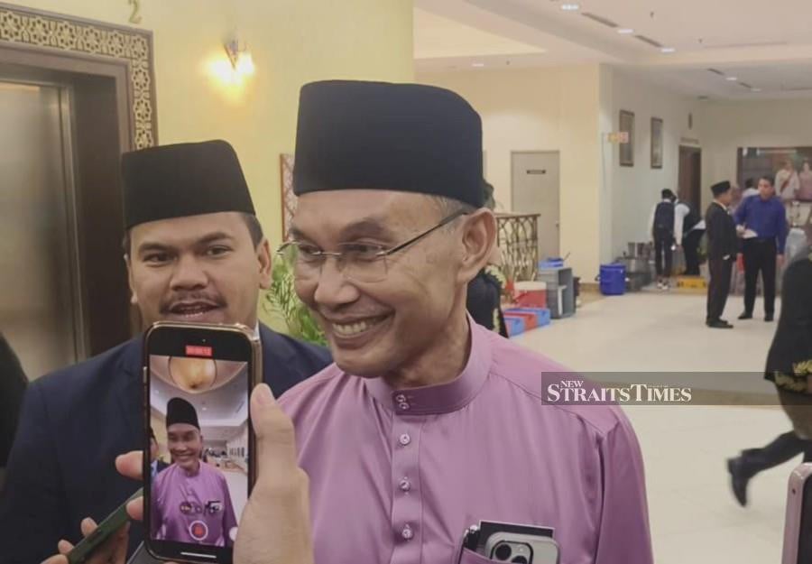 Menteri Besar Shukri Ramli said he will leave it to the Malaysian Anti-Corruption Commission (MACC) on the false claims probe by the anti-graft busters against his son. NSTP/AIZAT SHARIF