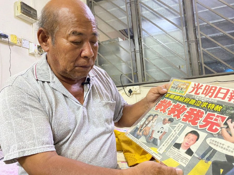 For the last 10 years, 67-year-old Cheong Kah Pin has been travelling twice a month to Singapore from his home in Johor in the wee hours of the morning, just to visit his son in prison there. -Pic from 8world News FB