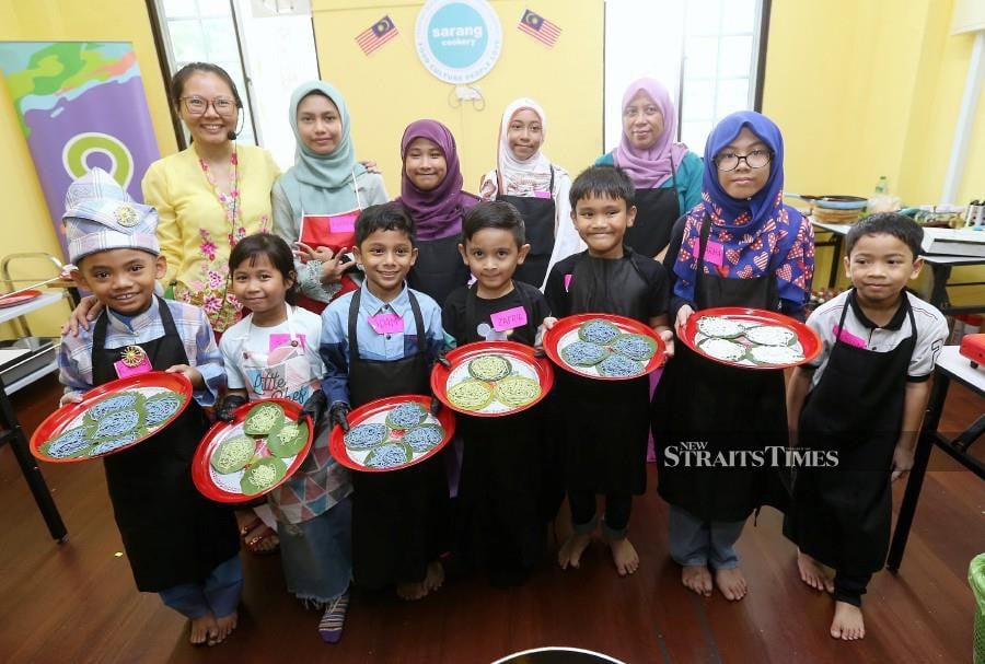 Ten children and their parents attended the cooking class to learn how to prepare Kuih Ketayap, Kuih Angku, and Putu Mayam at Sarang Cookery, Bukit Bintang, Kuala Lumpur. -NSTP/SAIFULLIZAN TAMADI