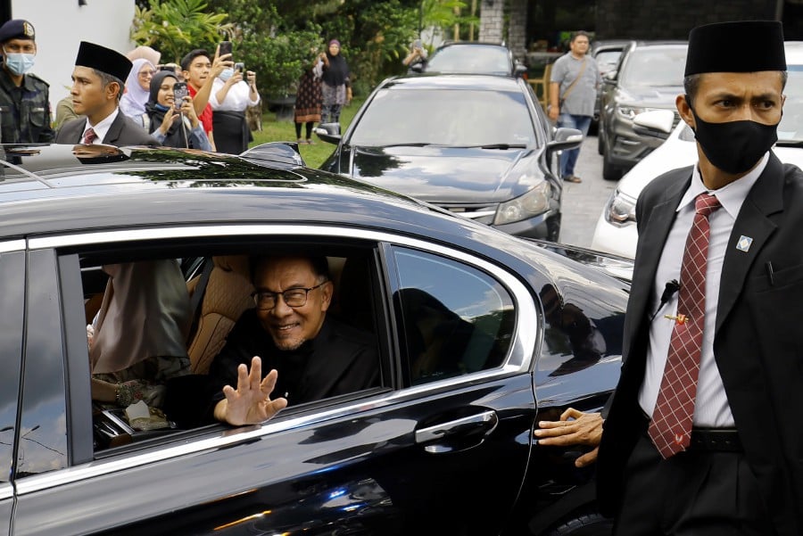 Anwar Leaves Home For Swearing-in Ceremony | New Straits Times ...