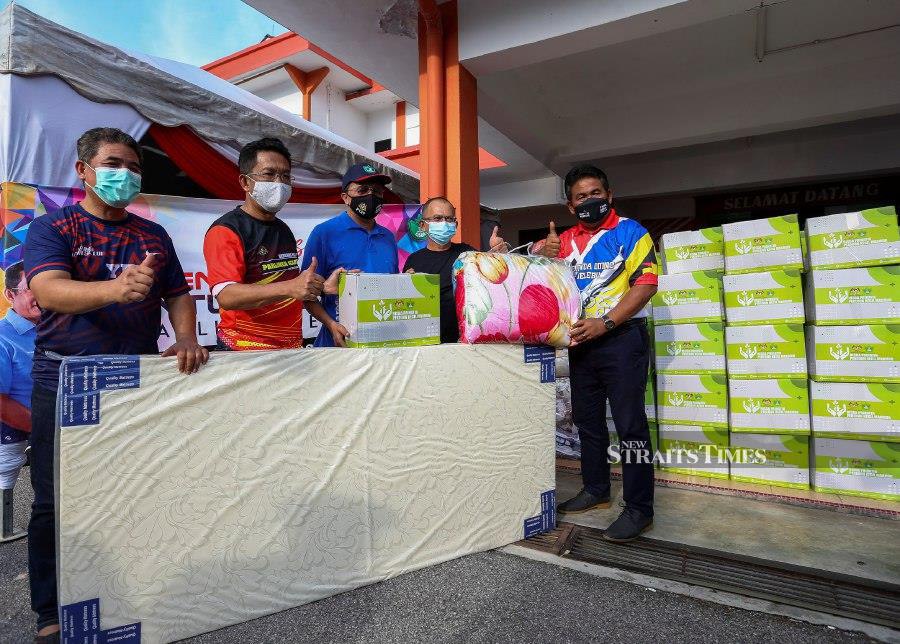 Jelebu floods: Risda foundation distributes mattresses, food baskets to ...