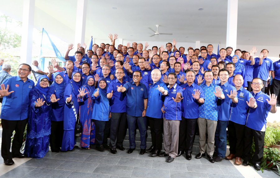 Johor BN chairman Datuk Seri Mohamed Khaled Nordin with the coalition’s state candidates for the upcoming General Election. Pix by Hairul Anuar Rahim