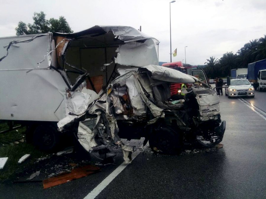  District police deputy superintendent Nazruel Ekram Abu Shari said, the crash occured when the lorry, heading to Tampin, lost control and skidded into the opposite lane before colliding with a bus coming from the opposite direction. Pix courtesy of NST reader