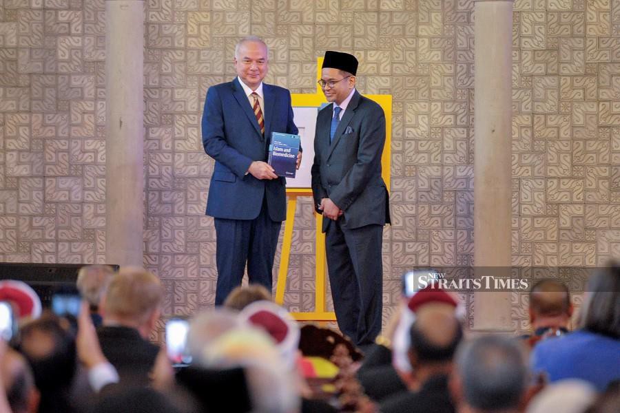 Sultan of Perak Sultan Nazrin Muizzuddin Shah (left) launches the Islam and Biomedicine book at the International Institute of Islamic Thought and Civilisation, of International Islamic University of Malaysia (ISTAC-IIUM) in Kuala Lumpur. With him is Datuk Dr Afifi al-Akiti. -NSTP/AIZUDDIN SAAD