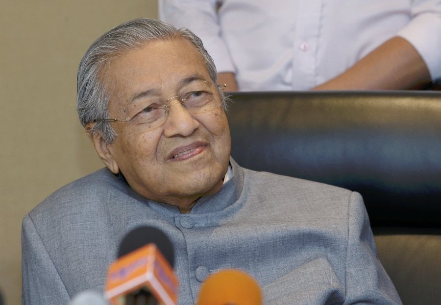 (File pic) Prime Minister Tun Dr Mahathir Mohamad today confirmed to members of the press that the names of the full Cabinet list have been finalised. (NSTP/AHMAD IRHAM MOHD NOOR)