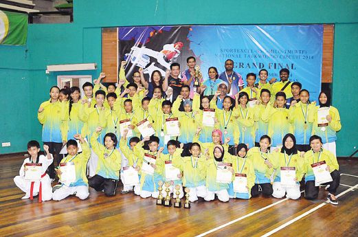  All the winners of the Sportexcel-NSC-Milo Taekwondo Malaysia National Junior Circuit at the Kuala Lumpur Badminton Stadium last Sunday. 