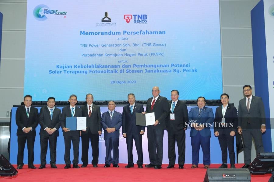 The MoU documents were officially exchanged between TNB Genco Managing Director, Ir. Muhamad Nazri Pazil (third left) and PKNPk Chief Executive Officer, Datuk Redza Rafiq (fifth right). It was witnessed by Perak Chief Minister, Dato’ Seri Saarani Mohamad (fifth left), TNB Chairman, Dato’ Abdul Razak Abdul Majid (centre), TNB President and Chief Executive Officer, Dato’ Seri Ir. Baharin Din (fourth right), TNB Chief Operating Officer, Datuk Ir. Megat Jalaluddin Megat Hassan (second left), Head Business Development and Commercial of TNB Genco, Datuk Mohd Hisham Ab Halim (extreme left), Perak State Infrastructure , Energy, Water and Public Transport EXCO, Dato' Seri Ir. Mohammad Nizar Jamaluddin (fourth left), Perak State Financial Officer, Dato’ Mohd Zaki Mahyudin (third right), Perak State Science, Environment, and Green Technology EXCO, Teh Kok Lim (second right) and Deputy Chief Executive of PKNPk, Tuan Syed Omar Albar Syed Abdullah (extreme right)