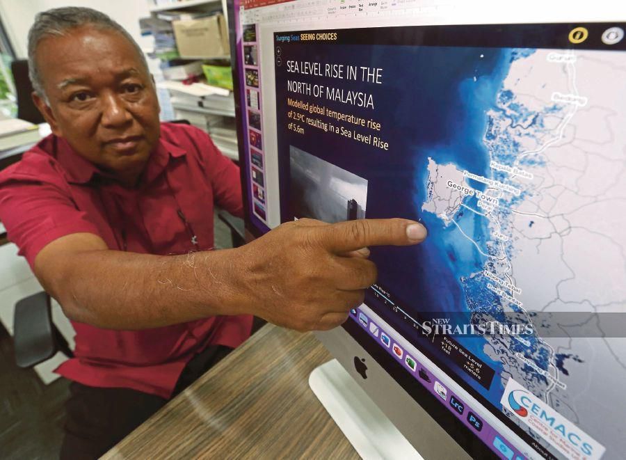  Universiti Sains Malaysia Centre for Marine and Coastal Studies  honorary professor Datuk Dr Zulfigar Yasin pointing to areas in Penang and Kedah that will be submerged if the temperature and sea level continued to rise.  -NSTP/DANIAL SAAD