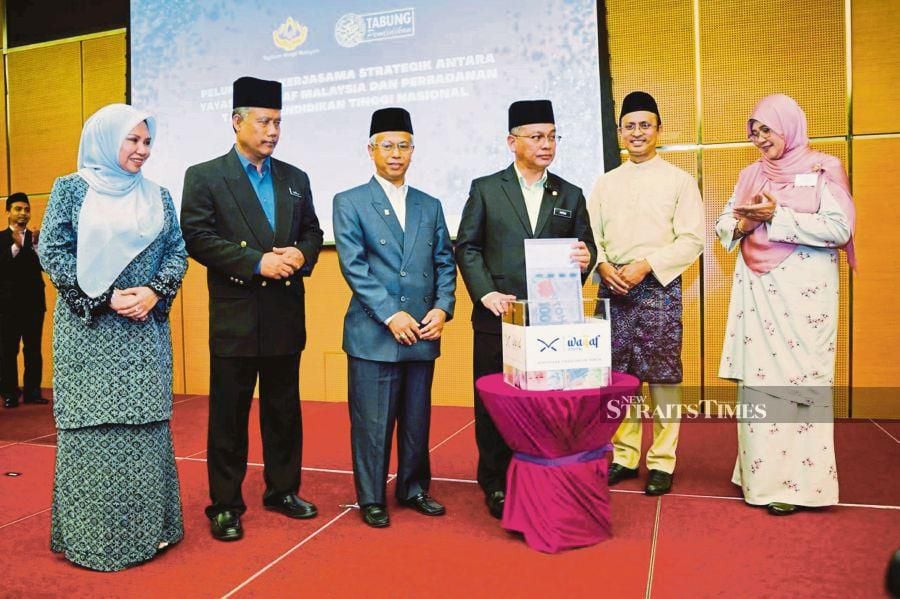 Minister in the Prime Minister’s Department (Religious Affairs) Datuk Dr Mohd Na’im Mokhtar (third from right) launching the National Waqaf Month 2024 as well as myWaqafPTPTN in Kuala Lumpur recently. With him is National Higher Education Fund Corporation chairman Datuk Norliza Abdul Rahim (left).