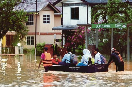 Students on a boat navigating floodwaters as they head to school in Penang recently. This year, the Meteorological Department has forecast heavy rain from next month to January. Massive floods are likely to happen then. Pic by Danial Saad