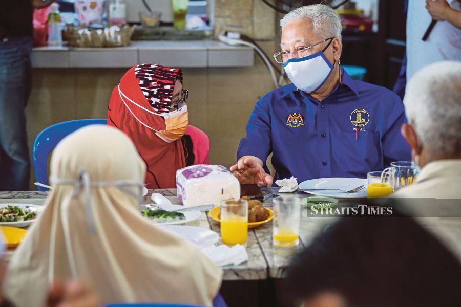 Datuk Seri Ismail Sabri Yaakob having breakfast with villagers in Kampung Pulau Semut, Masjid Tanah. - NSTP/ASYRAF HAMZAH 