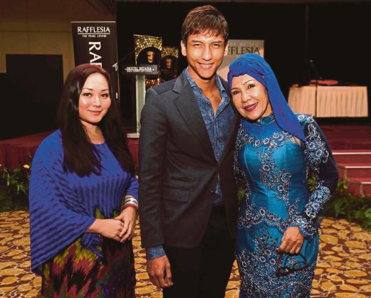 Rafflesia Honours Ffm Stars From Left Shalma Ainaa Burhanutheen Aisha Safya Shukri And Naressa Mohd Nazam Khan Pix By Khairull Azry Bidin From Left Siti Suhada Ahmad Fauzi Zunaida Zakaria And Sarinah