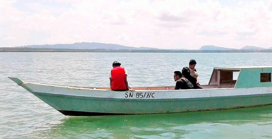 (File pix) Enforcement team intercept 4 boats, detain 8 sneaking into Sandakan waters. (pix by HAZSYAH ABDUL RAHMAN)