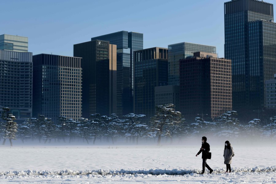 Tokyo shivers under unusually heavy snowfall