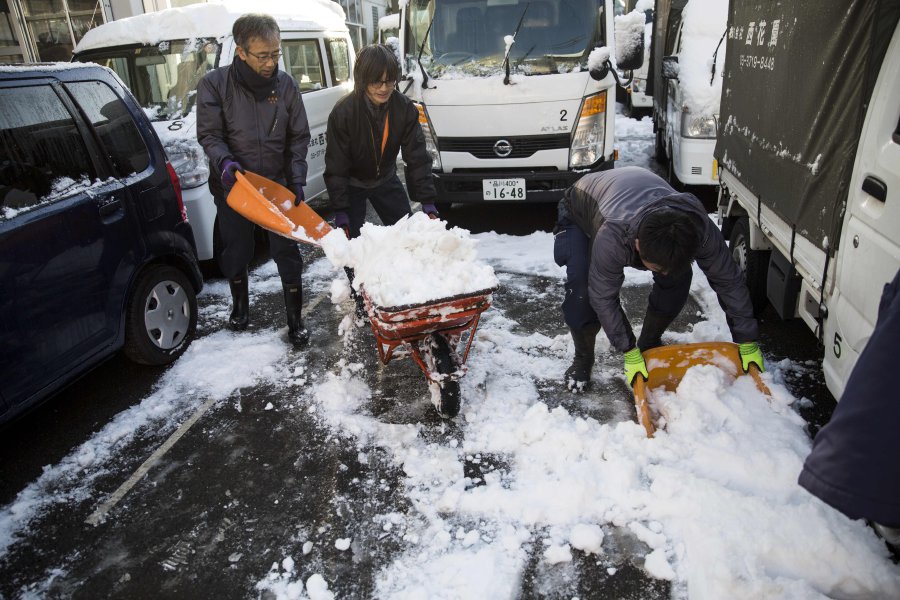 Tokyo shivers under unusually heavy snowfall