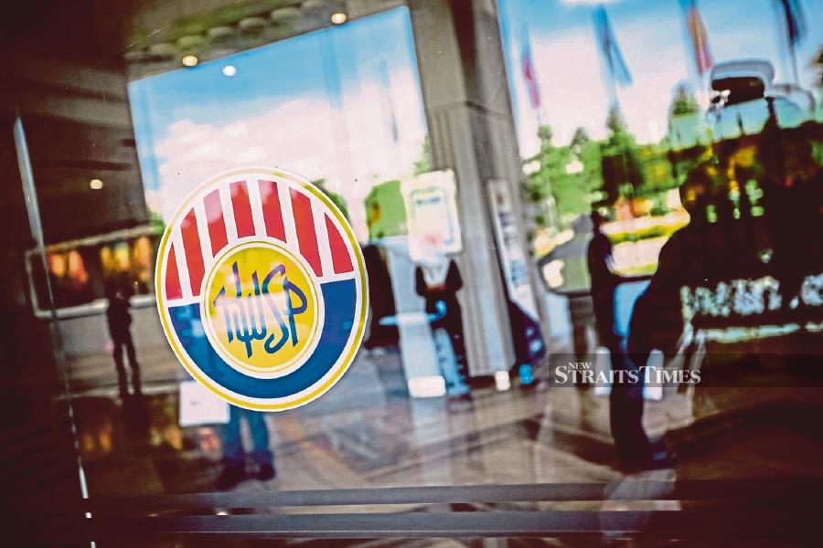 Economists believe it is highly likely that a lower dividend rate will be assigned to the Employees Provident Fund's (EPF) planned flexible account or Account 3 when it comes into effect next year. NSTP/ASYRAF HAMZAH