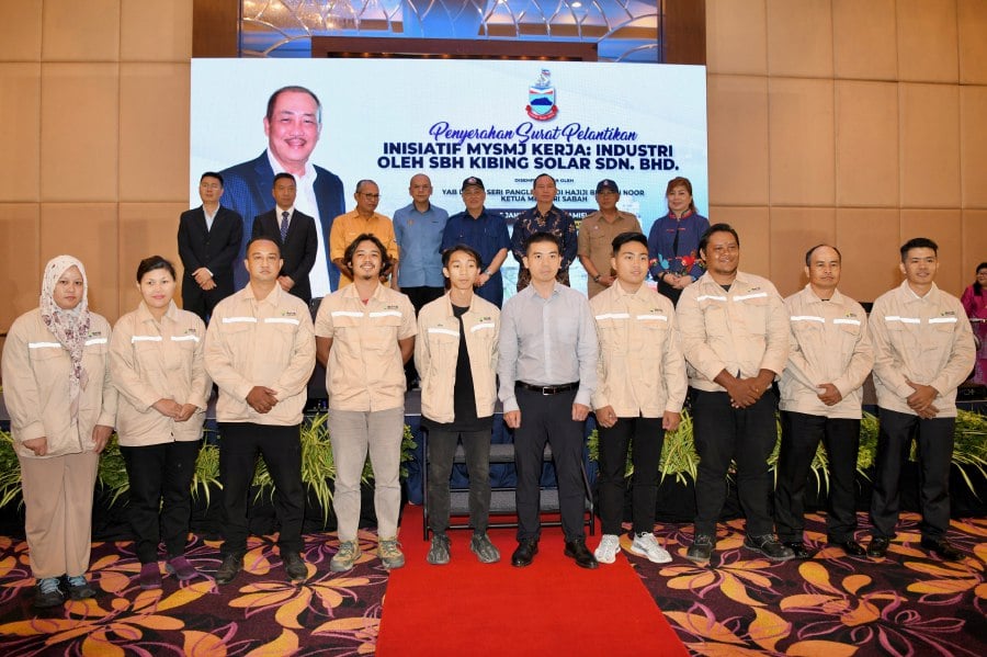 Sabah Chief Minister Datuk Seri Hajiji Noor took group picture during the handover of participation in hardcore poverty eradication programme here. PIC COURTESY OF SABAH CHIEF MINISTER’S OFFICE