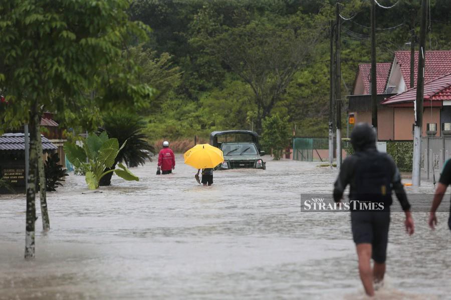 There are currently 4,207 flood evacuees in Johor at 45 relief centres across six districts, with the latest centre set up in Muar. -NSTP/NUR AISYAH MAZALAN