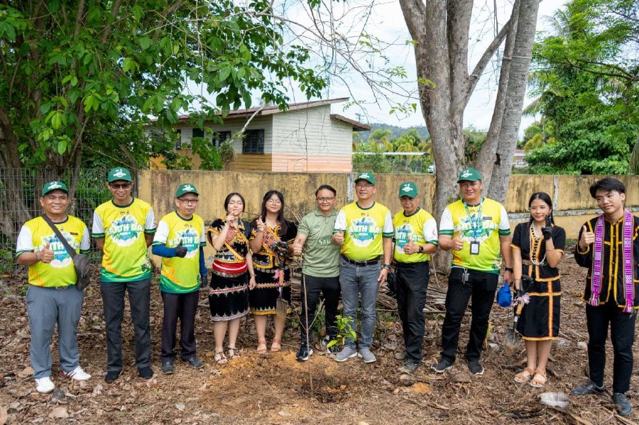 Tuaran Member of Parliament Datuk Seri Wilfred Madius Tangau said that the seedlings were planted simultaneously with the participation of over 22,000 students from Nabalu, Kiulu, Tenghilan, Tamparuli, Sulaman, and Mengkabong, as well as Kent Institute of Teacher Education (IPG). PIC COURTESY OF DATUK SERI WILFRED MADIUS TANGAU