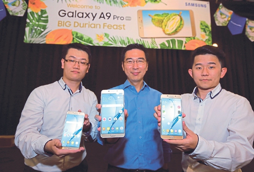 Lee (middle) are flanked by Samsung’s Galaxy Masters at the A9 Pro launch.