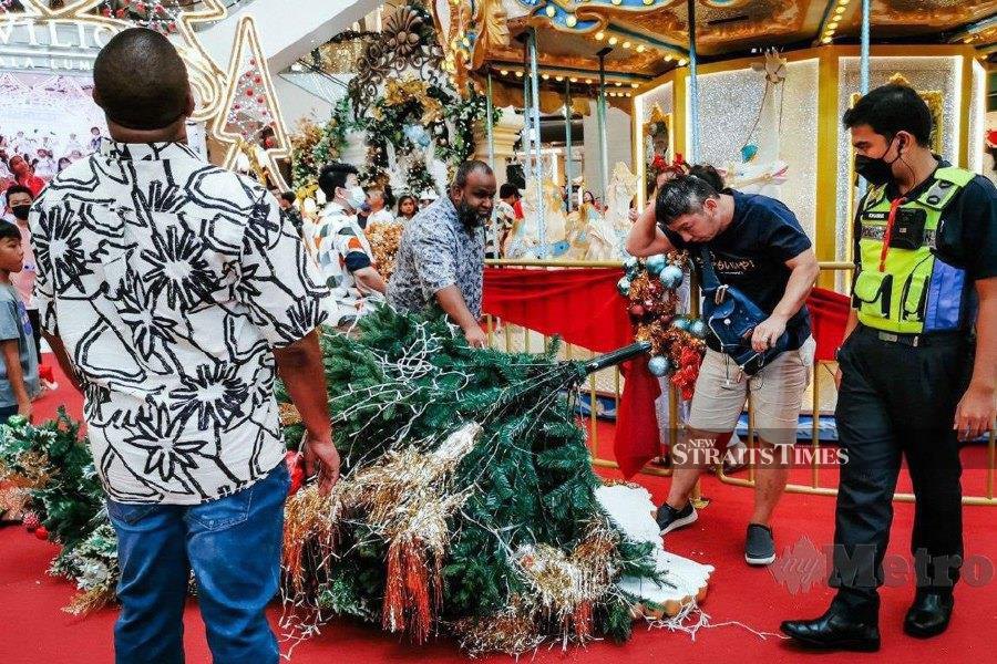 A Singaporean’s Christmas celebration became an unfortunate experience when a decorative Christmas tree hanging from a shopping mall ceiling, here, fell on him and injured his head. NSTP/ASYRAF HAMZAH