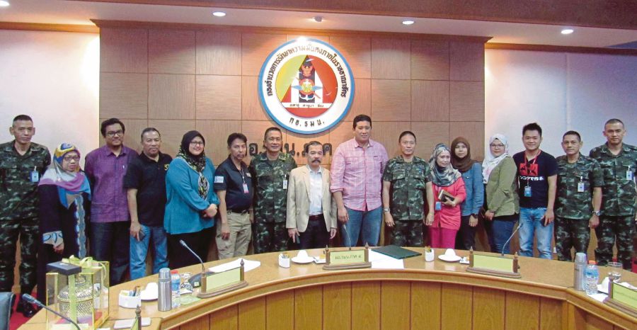  Thai junta government's Internal Security Operations Command Region 4 director Lt Gen Piyavat Nakvanich (seventh from right) with Kedah media delegates and southern Thai media delegates during a courtesy visit at Sirindhon Camp in Yala, southern Thai. Courtesy pix 