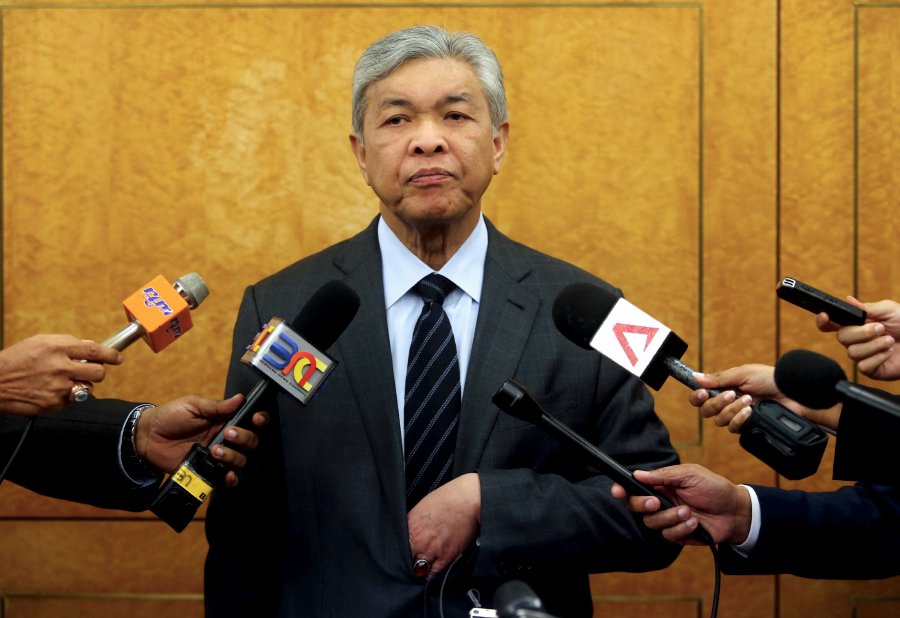 Opposition leader Datuk Seri Dr Ahmad Zahid Hamidi said that while he is not taking sides, attendance in Parliament and debates has to be given priority. Pix by Mohamad Shahril Badri Saali