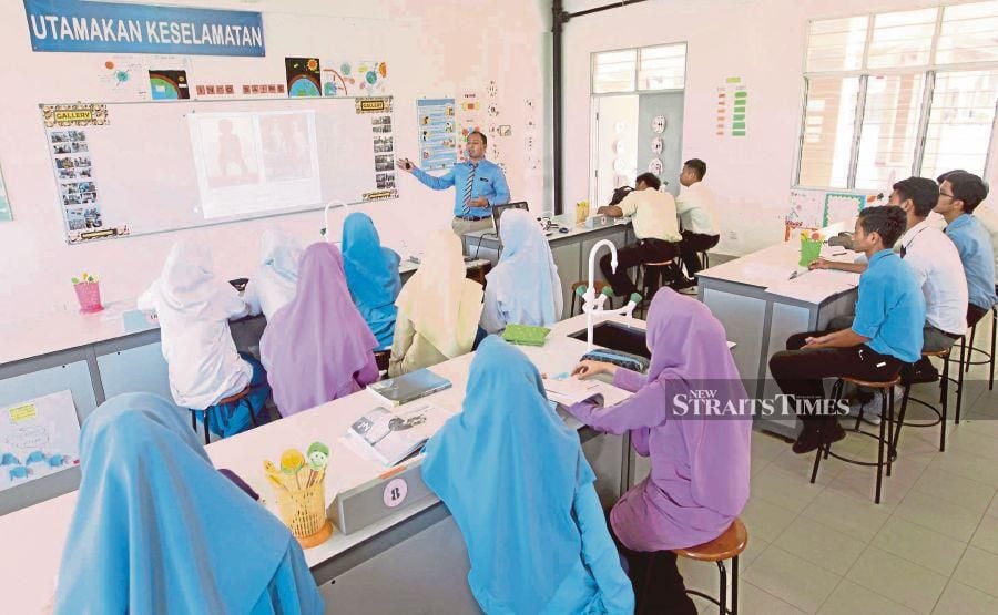 A total of 6,394 teachers or 1.49 per cent of the overall teacher workforce were given approval to go on early retirement last year, the Dewan Rakyat was told. - NSTP/SHARUL HAFIZ ZAM