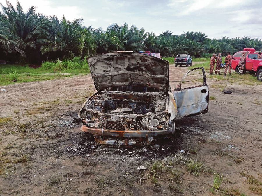 The foreigner who attacked two policemen before setting a police mobile patrol vehicle (MPV) on fire near a "matau" (timber collection centre) at Kampung Selengkong in Nenasi yesterday, has been arrested. -Pic courtesy of PDRM