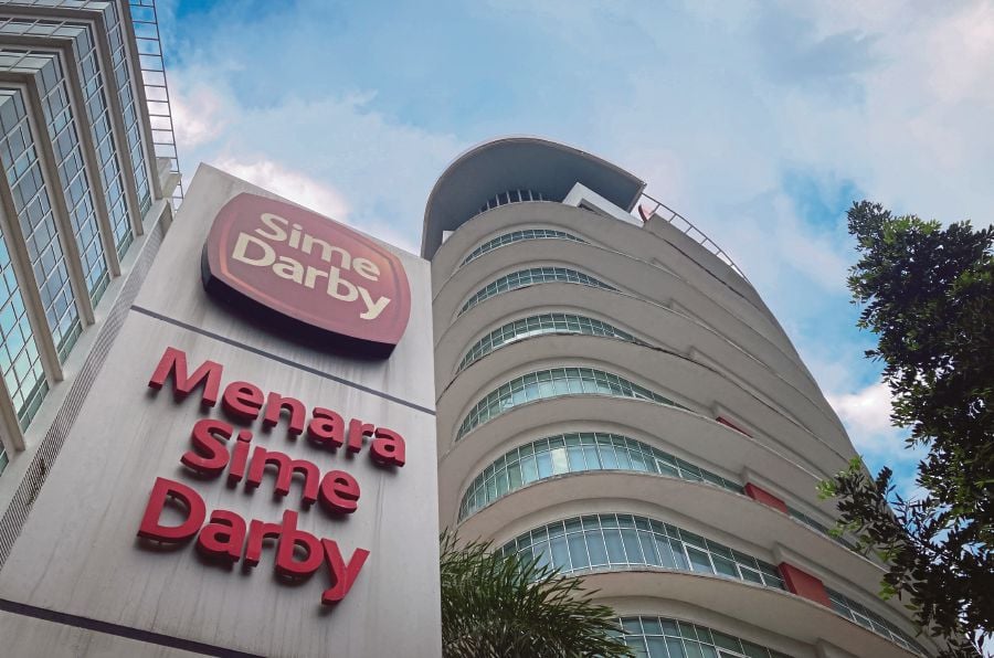 Sime Darby Bhd has offered to take UMW Holdings Bhd private for RM5 a share, by making an unconditional mandatory takeover offer to acquire the remaining 38.82 per cent stake in UMW Holdings it does not own. NSTP/ASWADI ALIAS.
